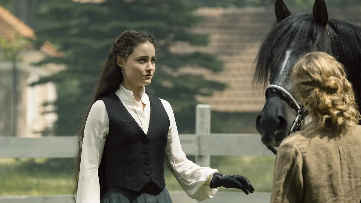Sisi (Dominique Devenport, l.) und ihre Halbschwester Linda (Eli Riccardi) bereiten sich in der vierten Staffel auf ein wichtiges Pferderennen vor.