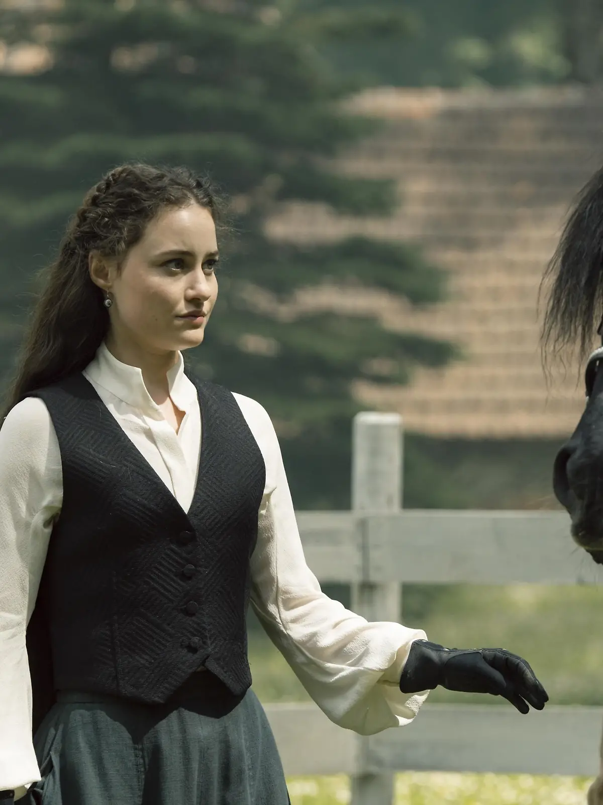 Sisi (Dominique Devenport, l.) und ihre Halbschwester Linda (Eli Riccardi) bereiten sich in der vierten Staffel auf ein wichtiges Pferderennen vor. 