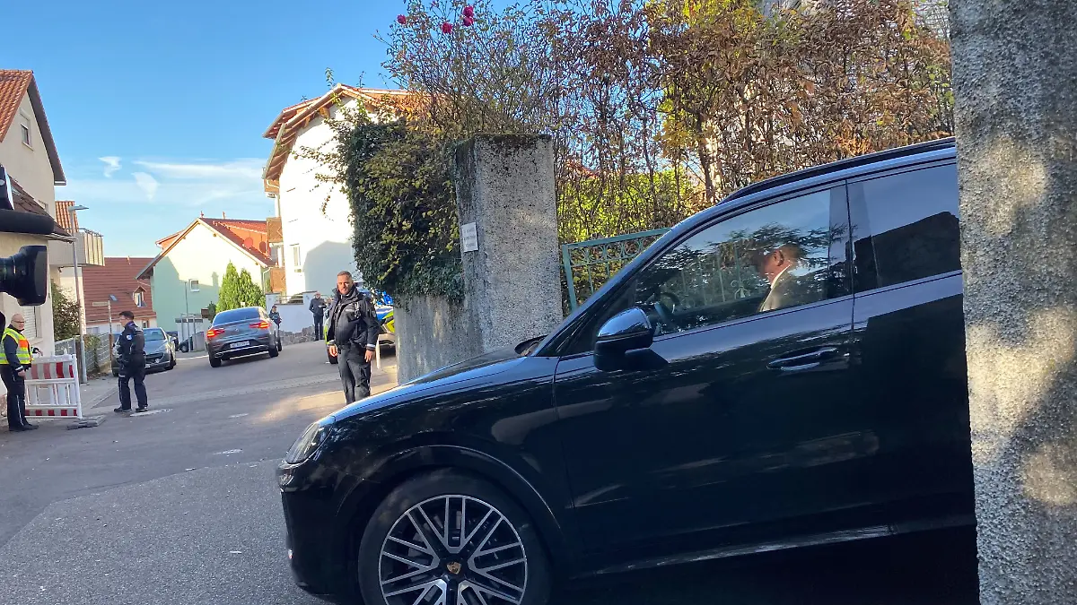 Boris Becker nach der Messe auf dem Weg zum Restaurant