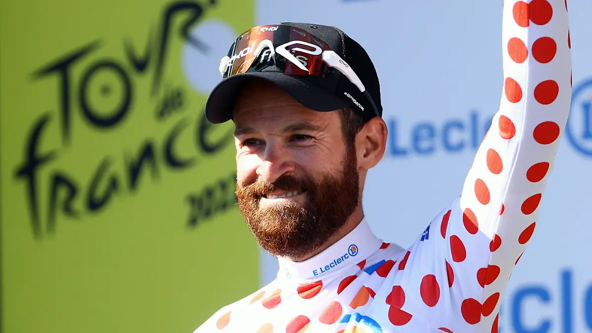 Simon Geschke vom Team Cofidis bei der Tour de France 2022 auf dem Siegerpodium.
