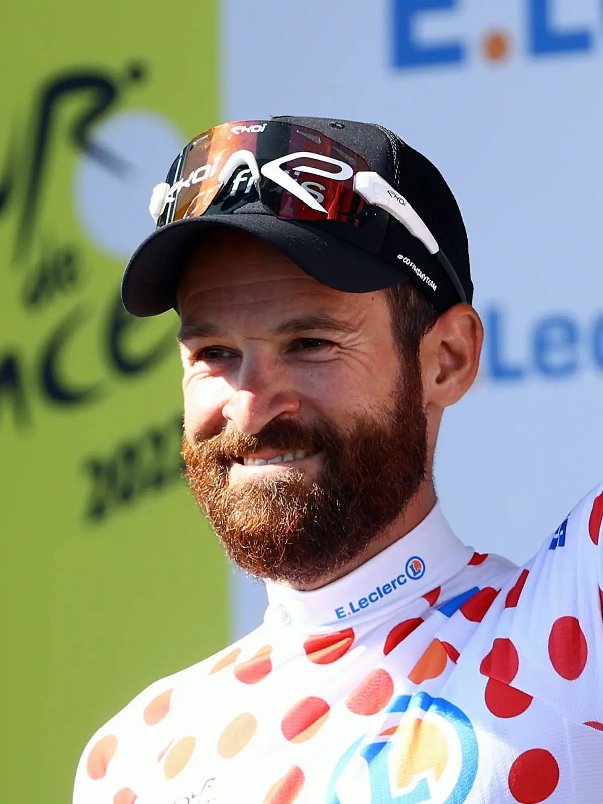 Simon Geschke vom Team Cofidis bei der Tour de France 2022 auf dem Siegerpodium. 