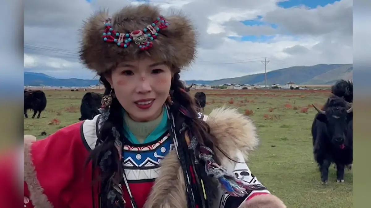 Selfie-Schreck! Yak rast auf Frau zu