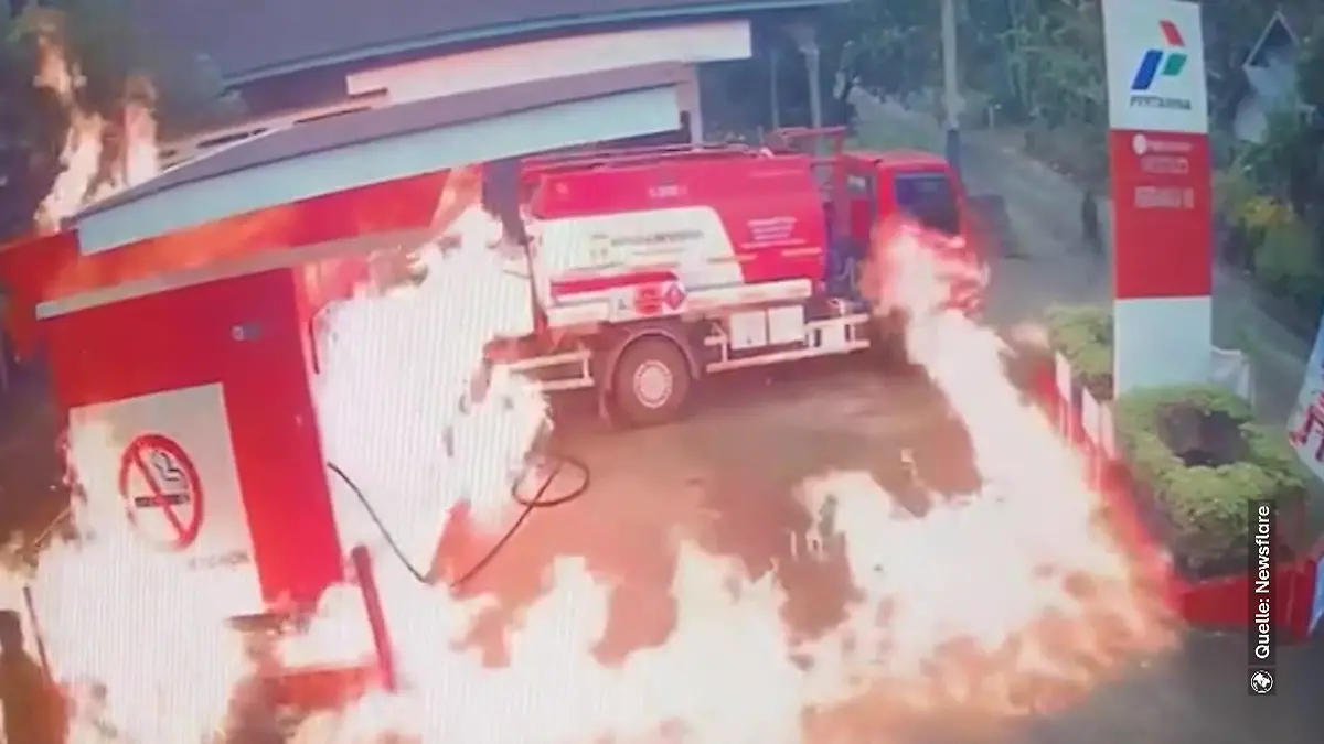Plötzlich fängt alles Feuer! Tankstelle geht in Flammen auf. Flamme verwandelt sich in Brandkatastrophe