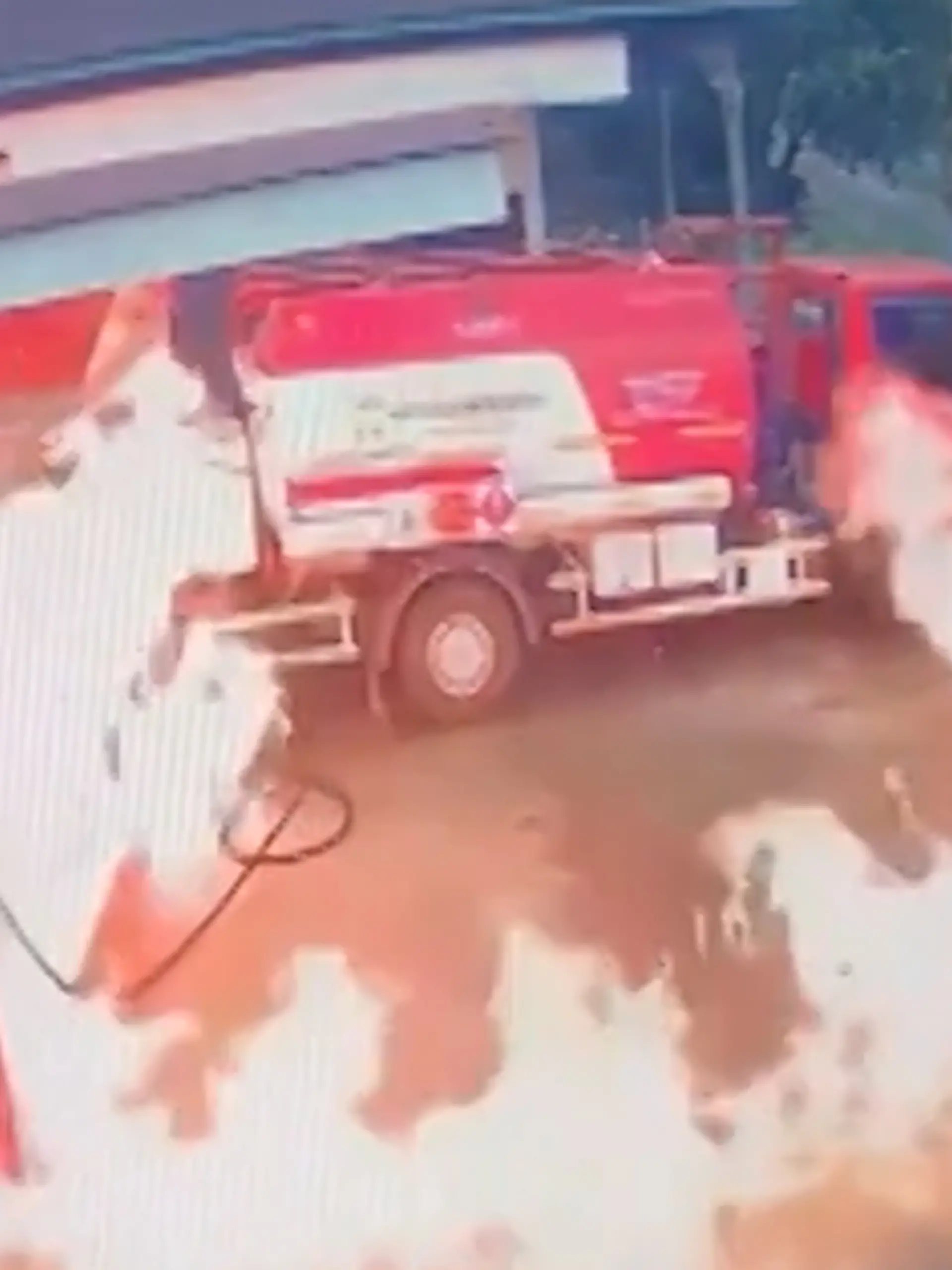 Bild zu: "Plötzlich fängt alles Feuer! Tankstelle geht in Flammen auf"