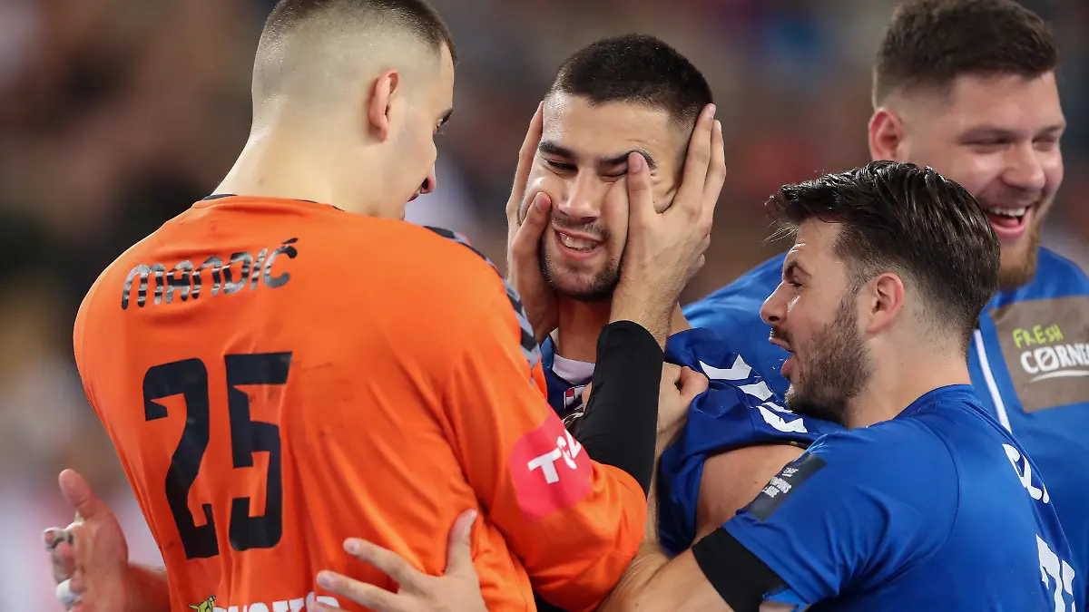 Matej Mandic und Milos Kos.