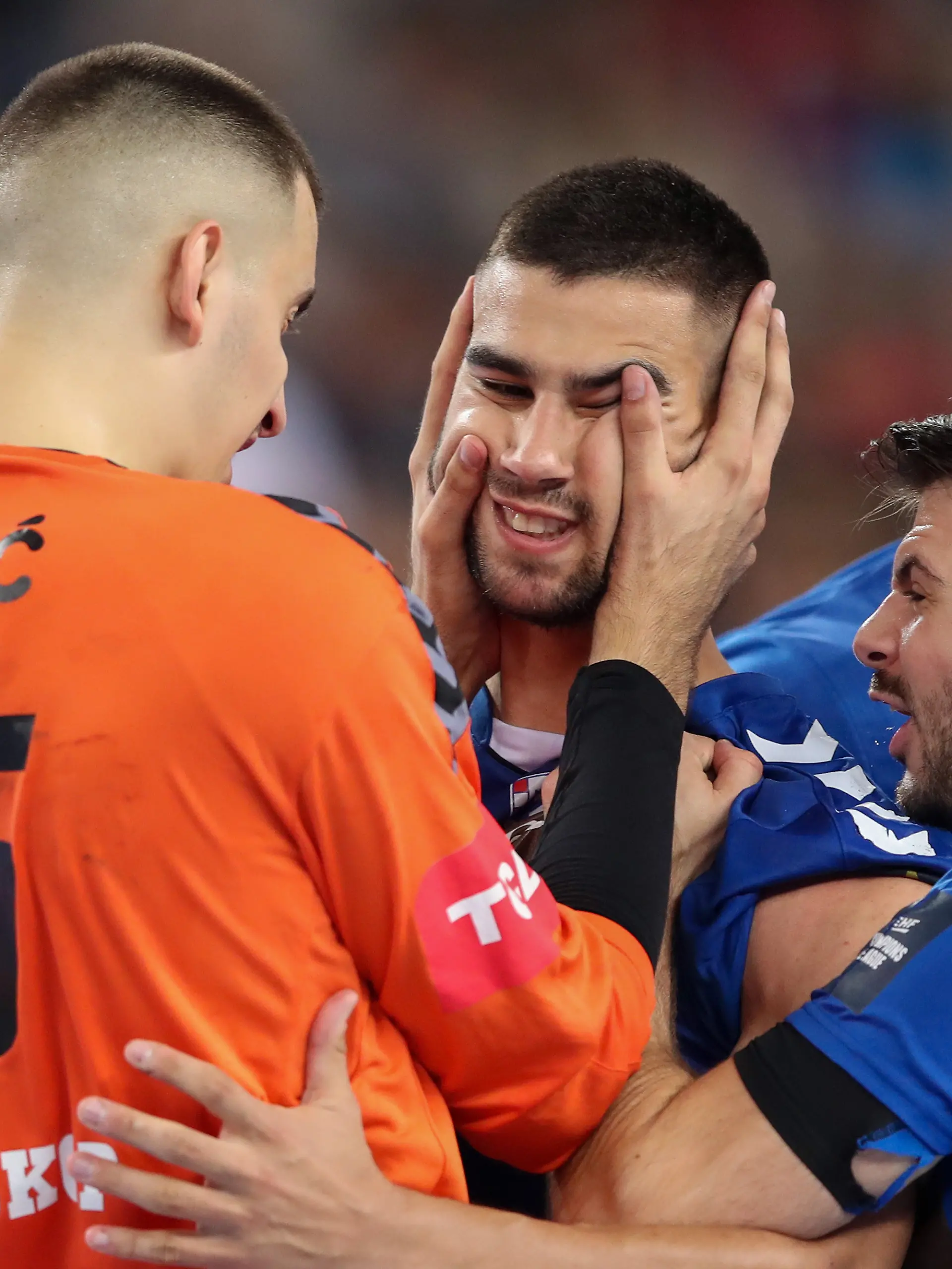 Matej Mandic und Milos Kos.