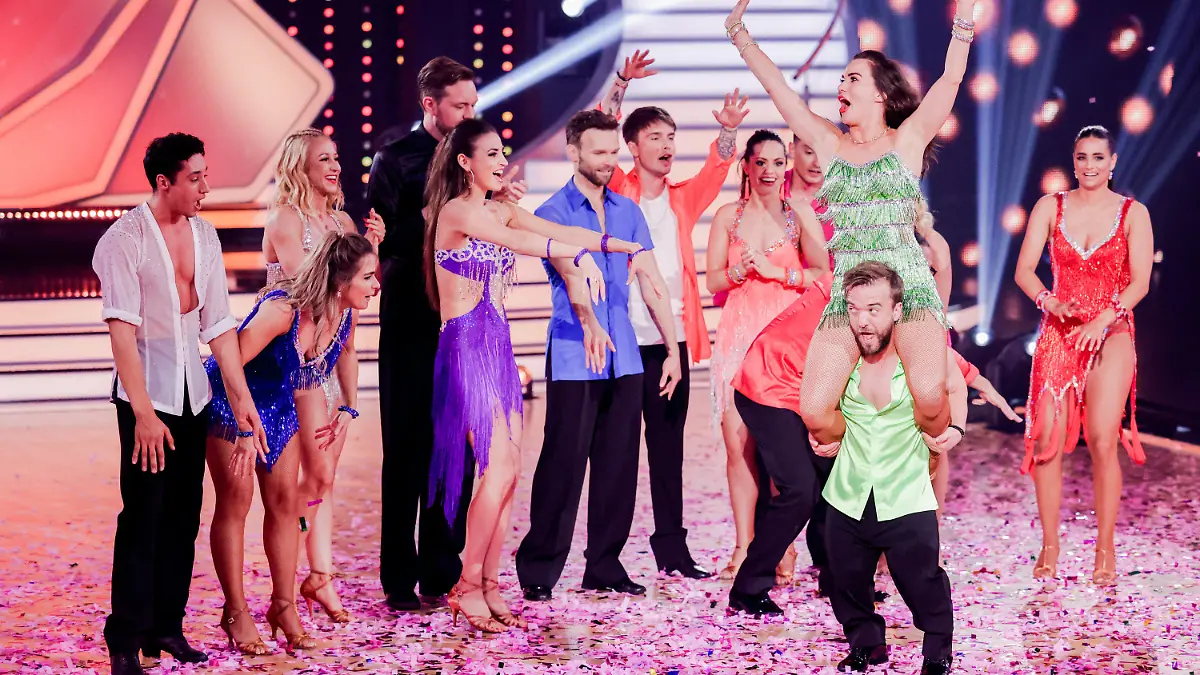 22.04.2022, Nordrhein-Westfalen, Köln: Mathias Mester, Sportler, und Renata Lusin, Profitänzerin, freuen sich über den Sieg im Discofox-Marathon in der RTL-Tanzshow «Let's Dance» im Coloneum. Foto: Rolf Vennenbernd/dpa +++ dpa-Bildfunk +++
