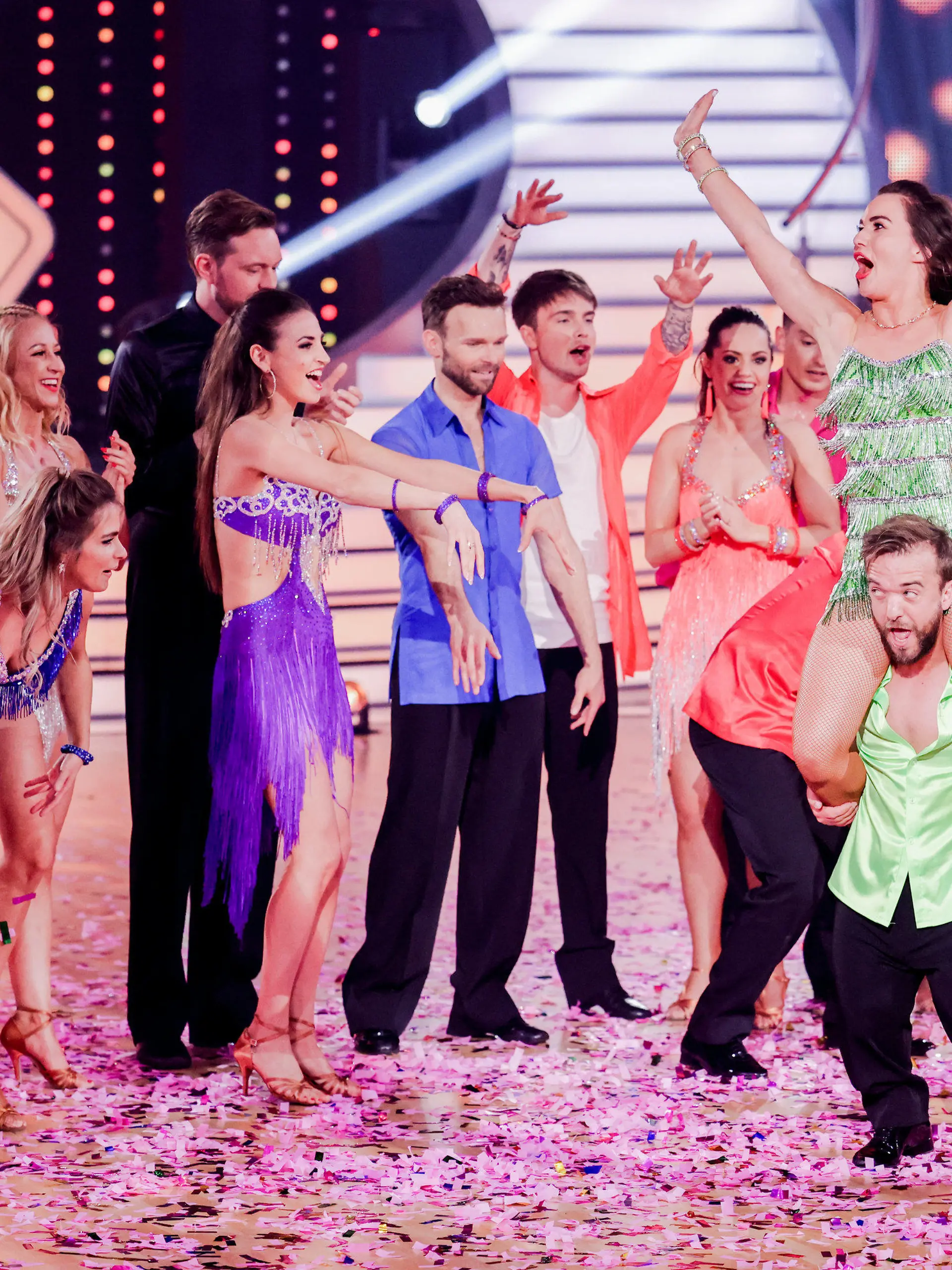 22.04.2022, Nordrhein-Westfalen, Köln: Mathias Mester, Sportler, und Renata Lusin, Profitänzerin, freuen sich über den Sieg im Discofox-Marathon in der RTL-Tanzshow «Let's Dance» im Coloneum. Foto: Rolf Vennenbernd/dpa +++ dpa-Bildfunk +++