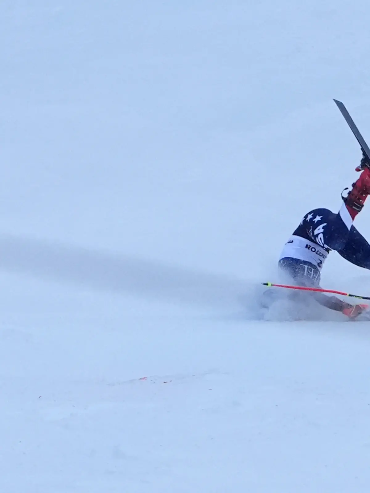 Mikaela Shiffrin stürzt im zweiten Durchgang schwer.