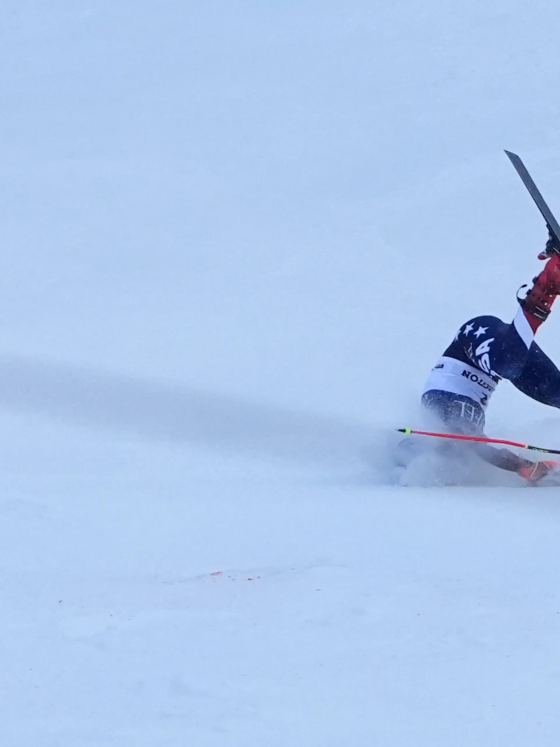 Mikaela Shiffrin stürzt im zweiten Durchgang schwer.