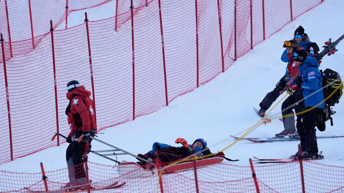 Mikaela Shiffrin muss mit dem Schlitten abtransportiert werden.