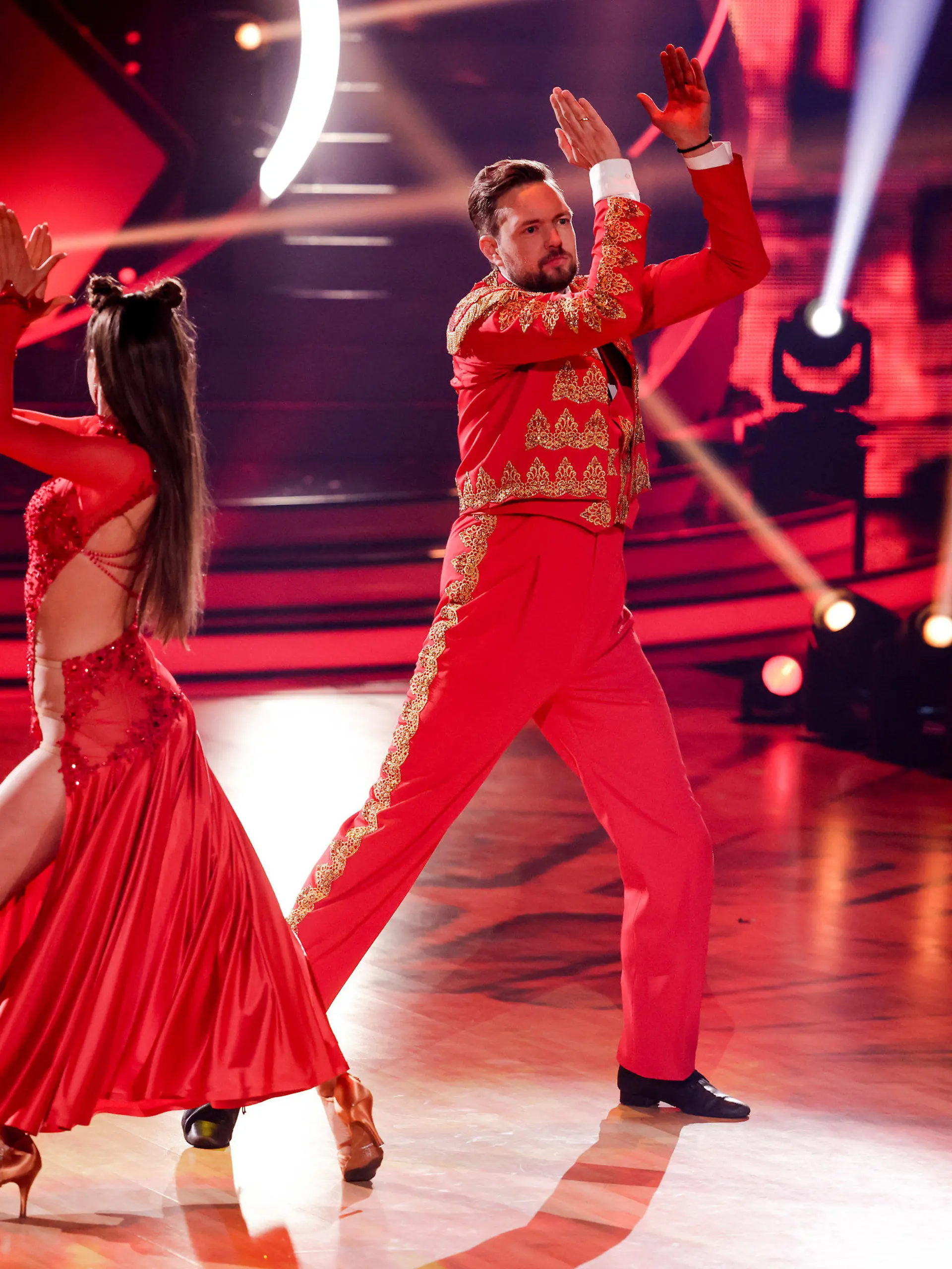 22.04.2022, Nordrhein-Westfalen, Köln: Bastian Bielendorfer, Comedian, und Ekaterina Leonova, Profitänzerin, tanzen in der RTL-Tanzshow "Let's Dance" im Coloneum. Foto: Rolf Vennenbernd/dpa +++ dpa-Bildfunk +++
