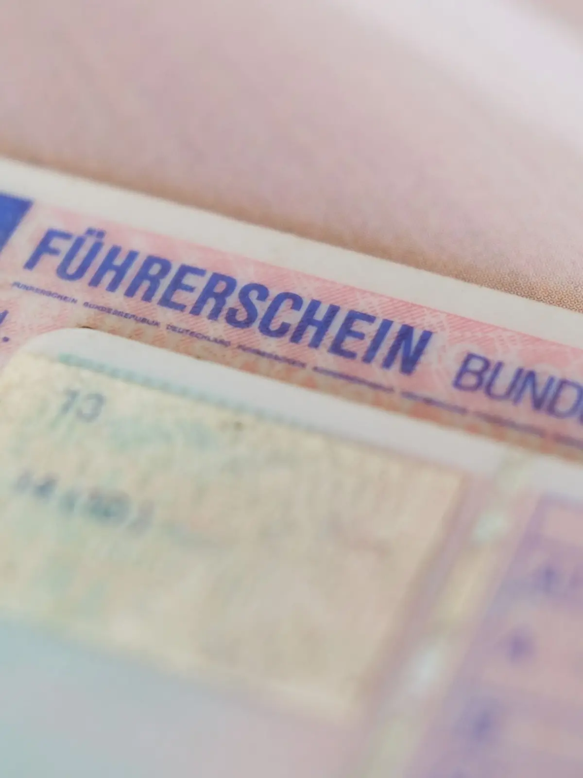 Seit einigen Jahren müssen etappenweise alte Führerscheine in neue im Scheckkartenformat umgetauscht werden.