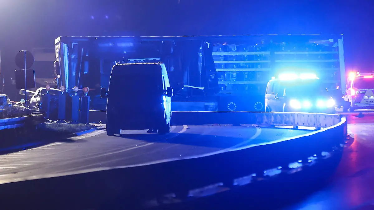 Chaosfahrt auf der Autobahn! LKW-Fahrer in NRW verletzt viele Menschen