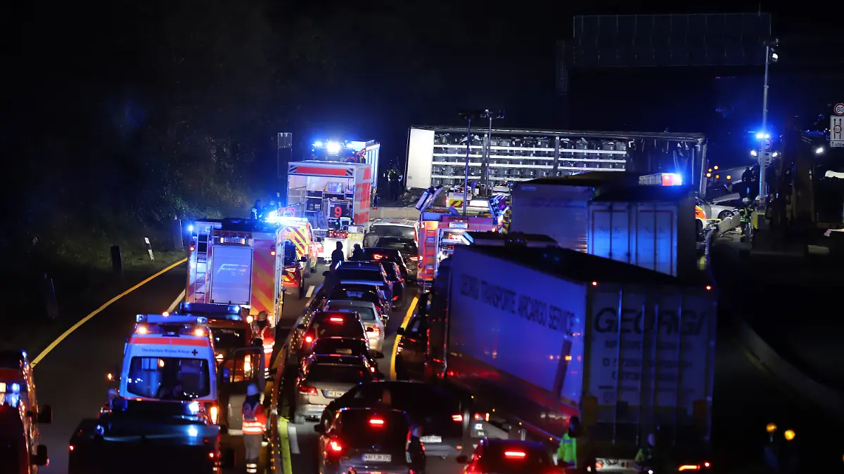 30.11.2024, Nordrhein-Westfalen, Hagen: Ein Lastwagen (hinten) steht auf der Autobahn 1 bei Hagen an der Unfallstelle während sich ein Stau gebildet hat. Nach einer Chaosfahrt über mehrere Autobahnen hat die Polizei in Nordrhein-Westfalen einen auffälligen Lkw-Fahrer aus dem Verkehr gezogen. Es habe mehrere Unfälle und Sachschäden gegeben, wie die Polizei mitteilte. Foto: Sascha Thelen/dpa +++ dpa-Bildfunk +++ 