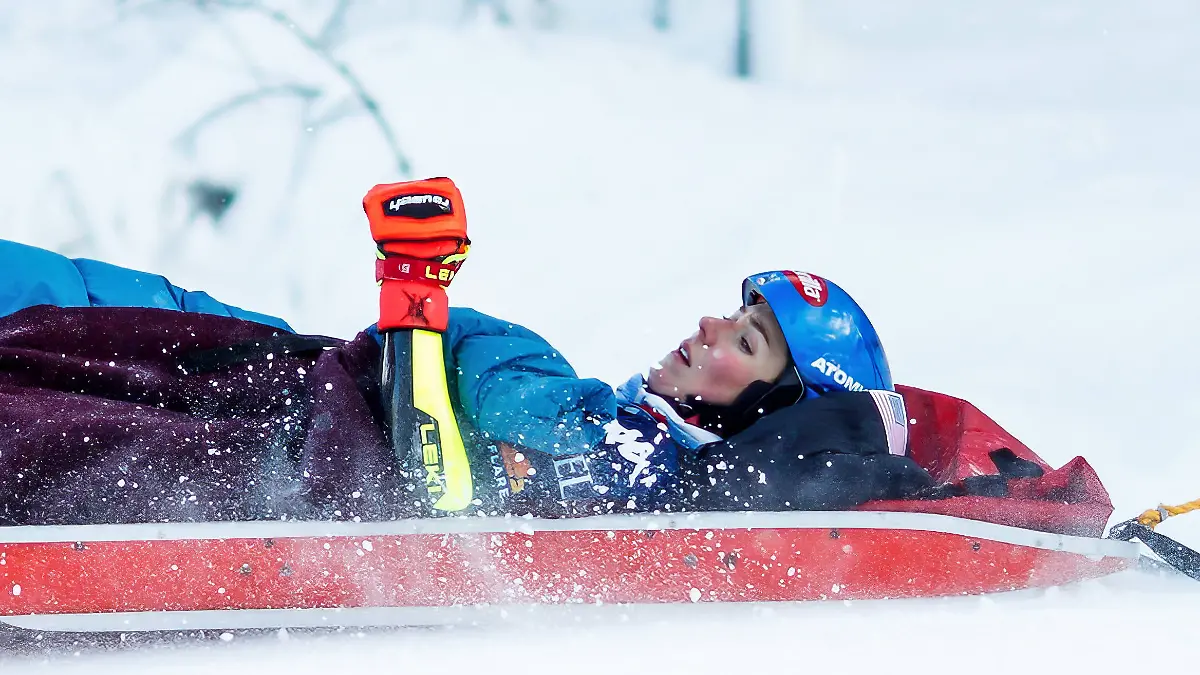 Mikaela Shiffrin muss beim Weltcup in Killington abtransportiert werden. 