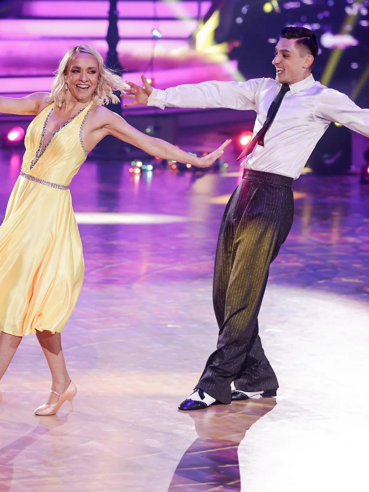 22.04.2022, Nordrhein-Westfalen, Köln: Janin Ullmann, Schauspielerin, und Zsolt Sandor Cseke, Profitänzer, tanzen in der RTL-Tanzshow «Let's Dance» im Coloneum. Foto: Rolf Vennenbernd/dpa +++ dpa-Bildfunk +++