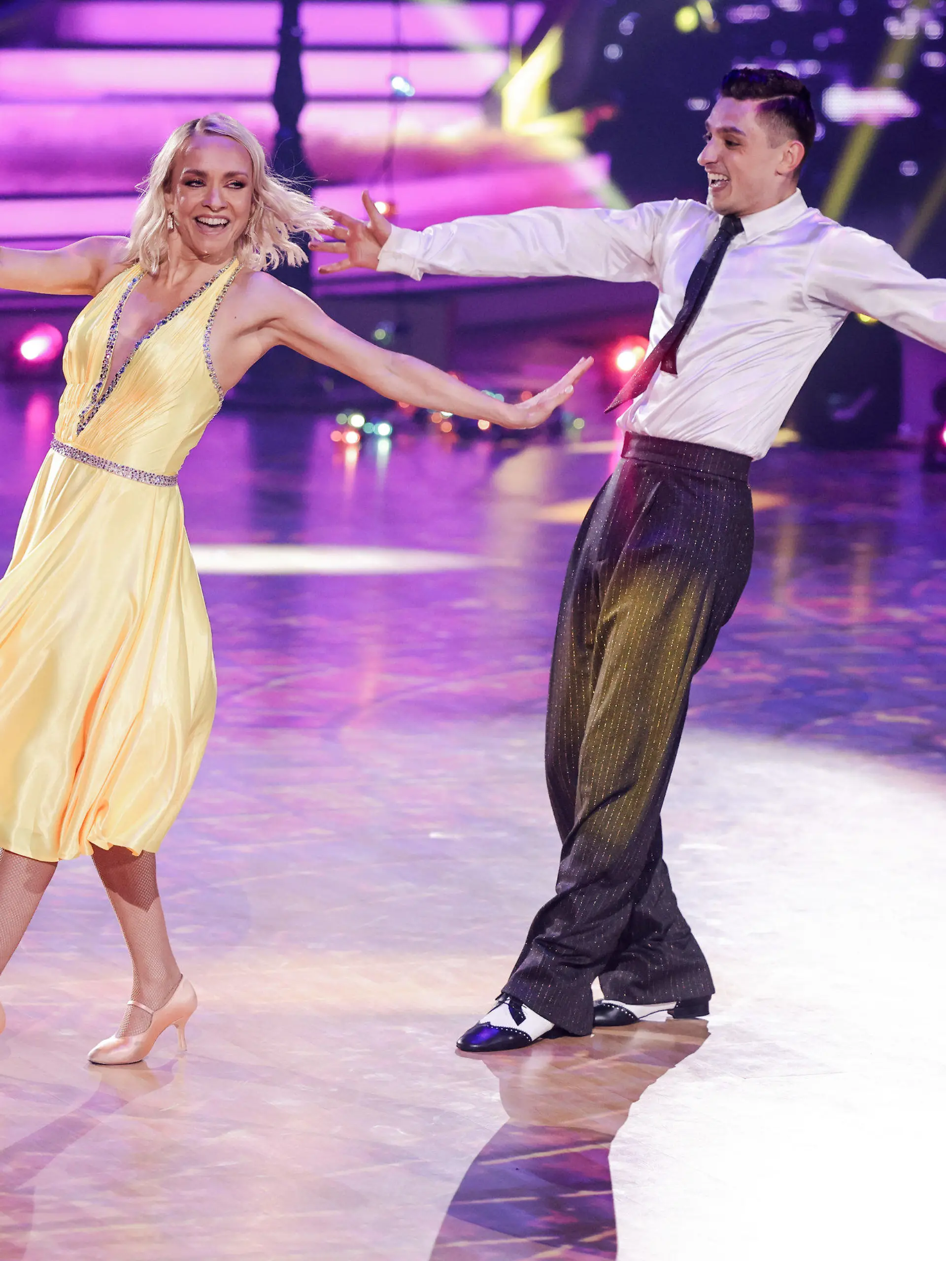 22.04.2022, Nordrhein-Westfalen, Köln: Janin Ullmann, Schauspielerin, und Zsolt Sandor Cseke, Profitänzer, tanzen in der RTL-Tanzshow «Let's Dance» im Coloneum. Foto: Rolf Vennenbernd/dpa +++ dpa-Bildfunk +++