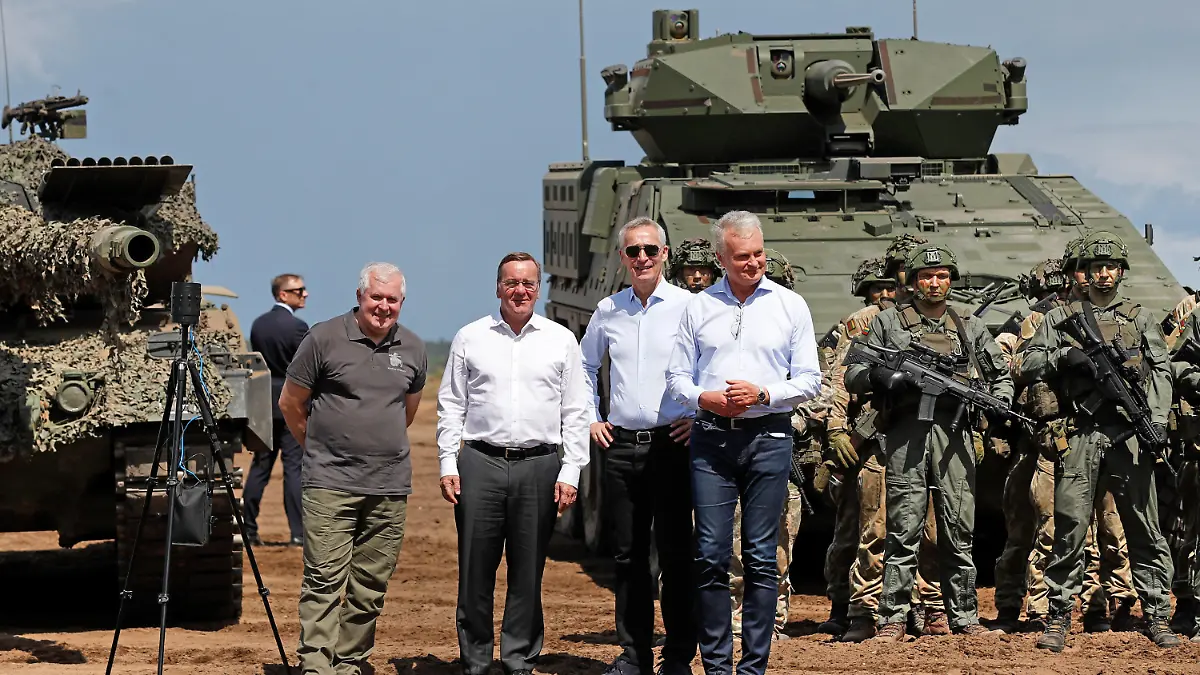 26.06.2023, Litauen, Pabrade: Arvydas Anusauskas (l-r), Verteidigungsminister von Litauen, Boris Pistorius (SPD), Bundesminister der Verteidigung, Jens Stoltenberg, Nato-Generalsekretär und Gitanas Nauseda, Präsident von Litauen, stehen nach der litauisch-deutschen Militärübung «Griffin Storm 2023» auf einem Truppenübungsplatz in Pabrade für ein Foto zusammen. Foto: Mindaugas Kulbis/AP/dpa +++ dpa-Bildfunk +++