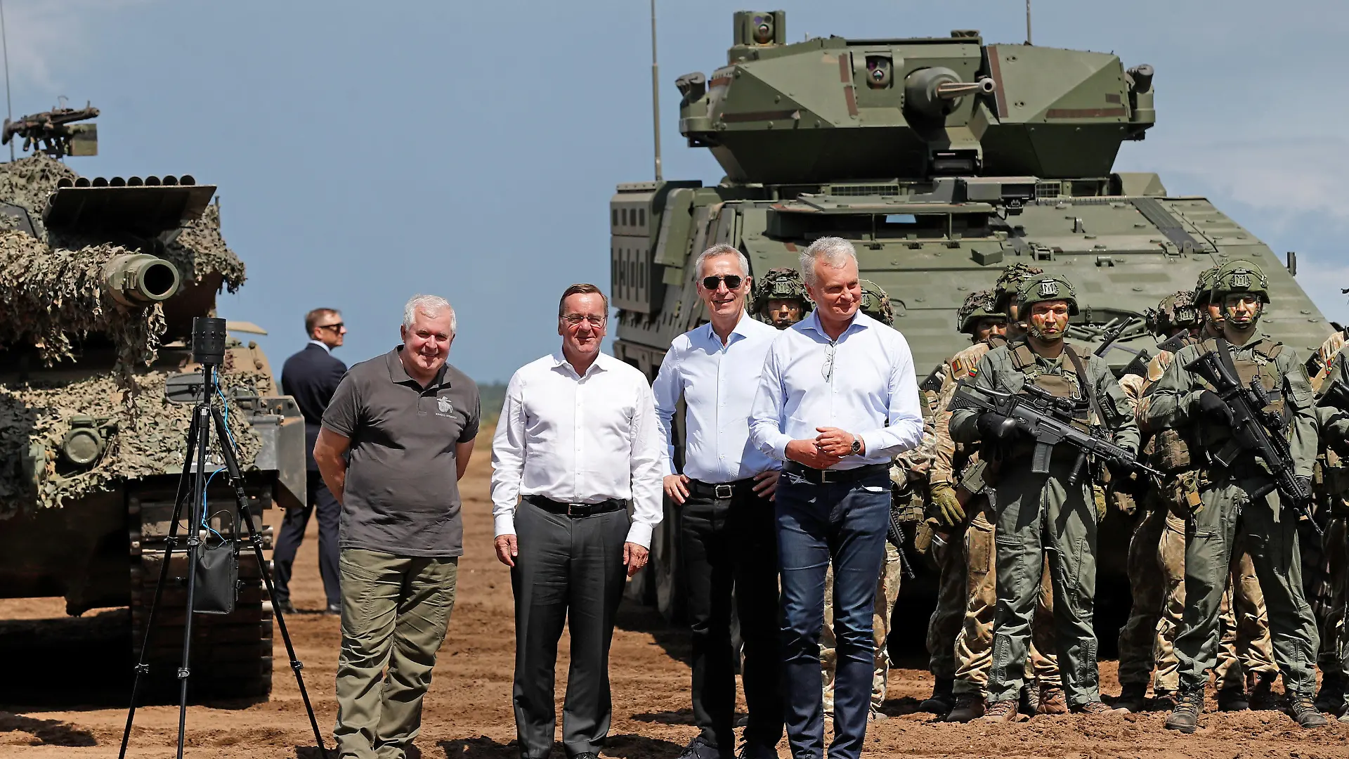 26.06.2023, Litauen, Pabrade: Arvydas Anusauskas (l-r), Verteidigungsminister von Litauen, Boris Pistorius (SPD), Bundesminister der Verteidigung, Jens Stoltenberg, Nato-Generalsekretär und Gitanas Nauseda, Präsident von Litauen, stehen nach der litauisch-deutschen Militärübung «Griffin Storm 2023» auf einem Truppenübungsplatz in Pabrade für ein Foto zusammen. Foto: Mindaugas Kulbis/AP/dpa +++ dpa-Bildfunk +++