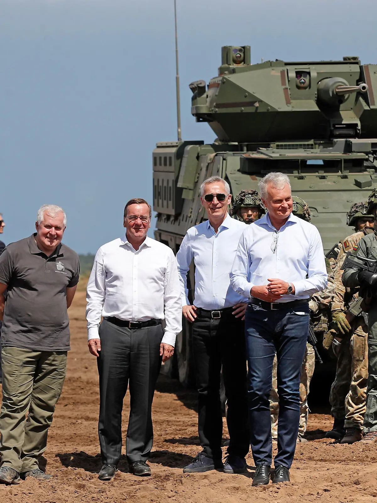 26.06.2023, Litauen, Pabrade: Arvydas Anusauskas (l-r), Verteidigungsminister von Litauen, Boris Pistorius (SPD), Bundesminister der Verteidigung, Jens Stoltenberg, Nato-Generalsekretär und Gitanas Nauseda, Präsident von Litauen, stehen nach der litauisch-deutschen Militärübung «Griffin Storm 2023» auf einem Truppenübungsplatz in Pabrade für ein Foto zusammen. Foto: Mindaugas Kulbis/AP/dpa +++ dpa-Bildfunk +++