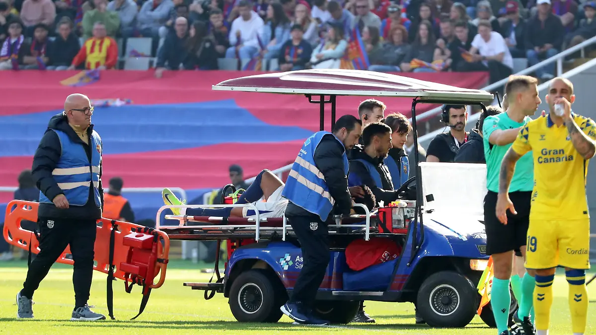 Alejandro Balde vom FC Barcelona wird im La-Liga-Spiel gegen Las Palmas mit einem Medical Car vom Platz getragen. 