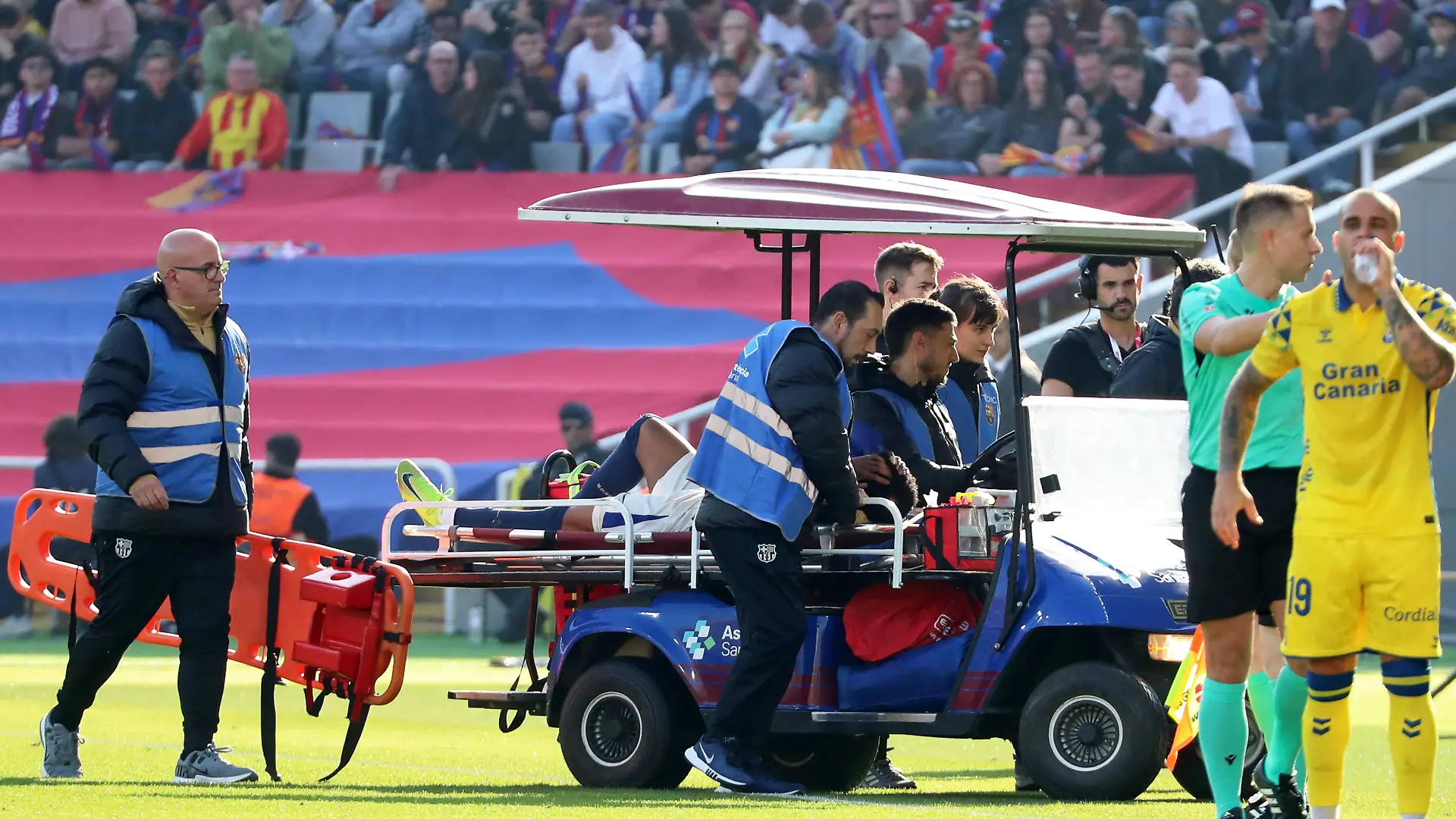 Alejandro Balde vom FC Barcelona wird im La-Liga-Spiel gegen Las Palmas mit einem Medical Car vom Platz getragen.