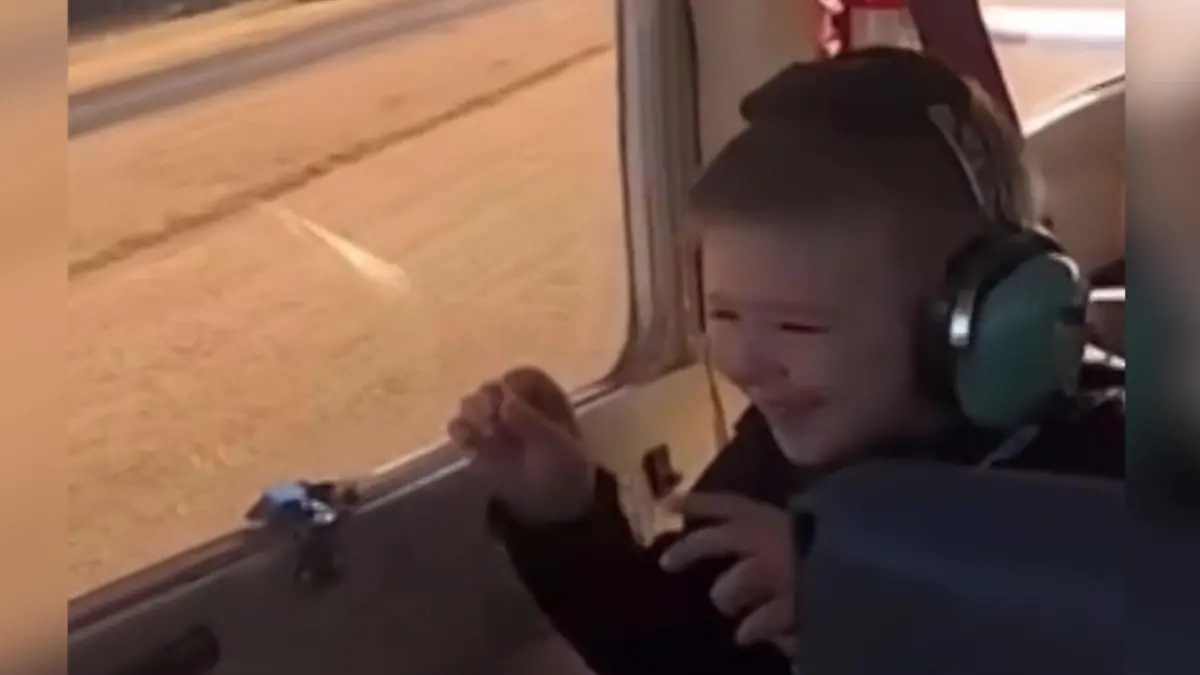 Der erste Flug mit Papa! Junge reagiert zuckersüß