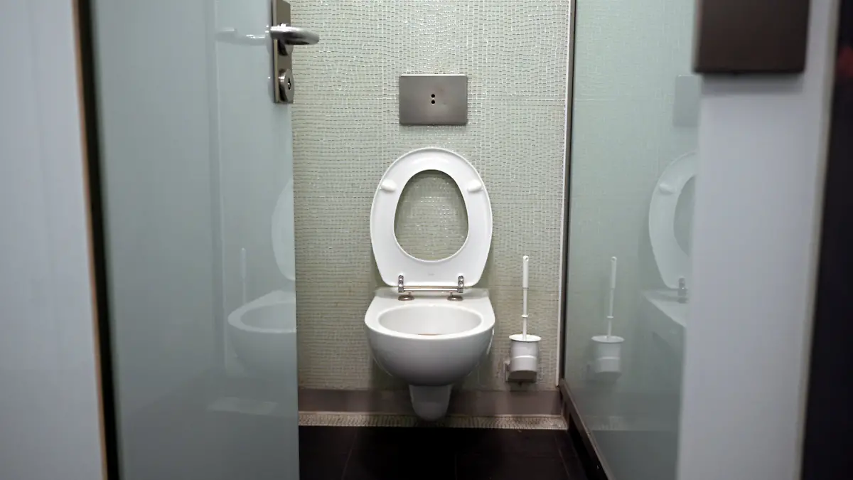 Auf der Toilette seiner Firma saß der Mann unfreiwillig fest. (Symbolbild)