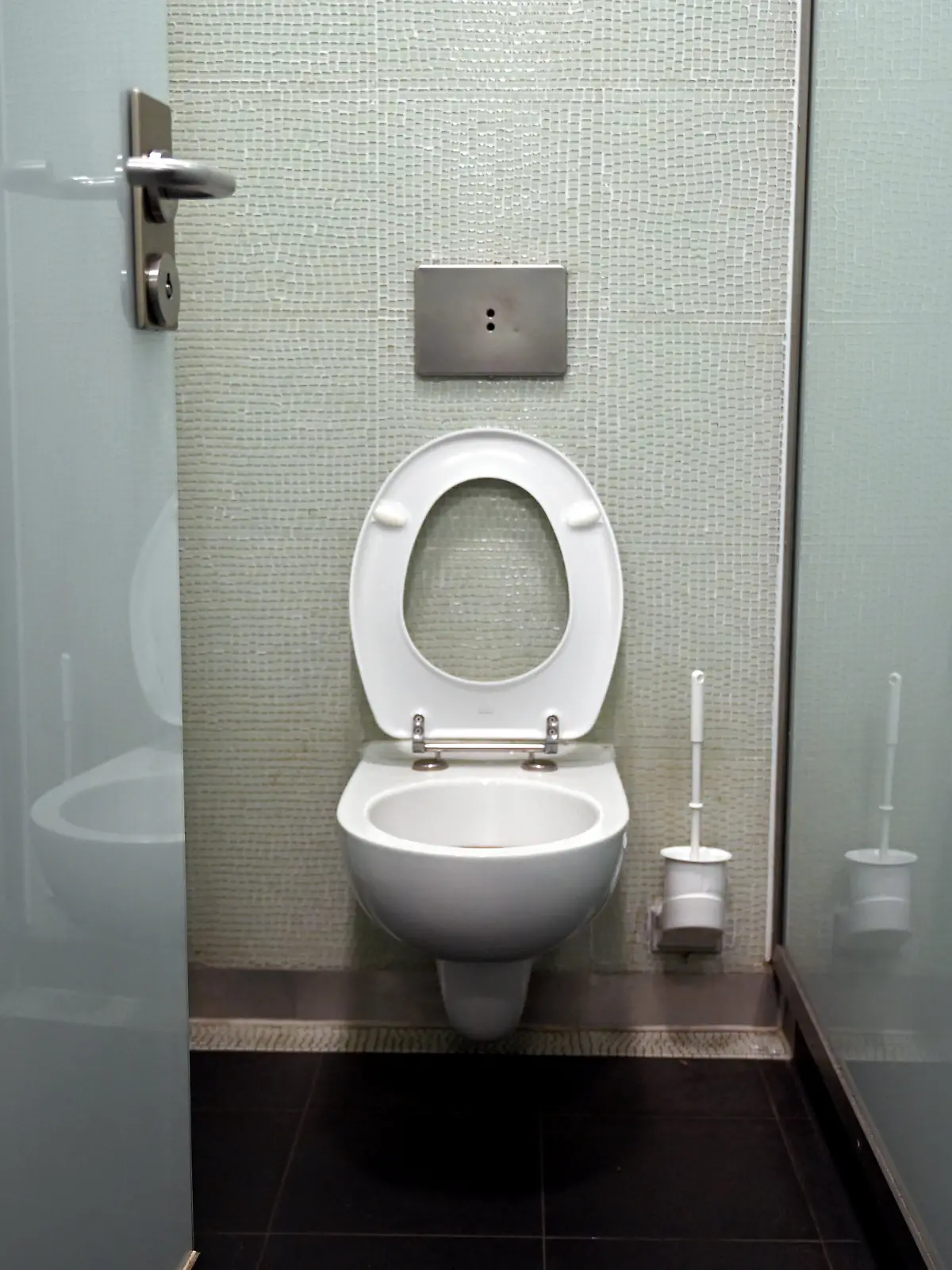 Auf der Toilette seiner Firma saß der Mann unfreiwillig fest. (Symbolbild)