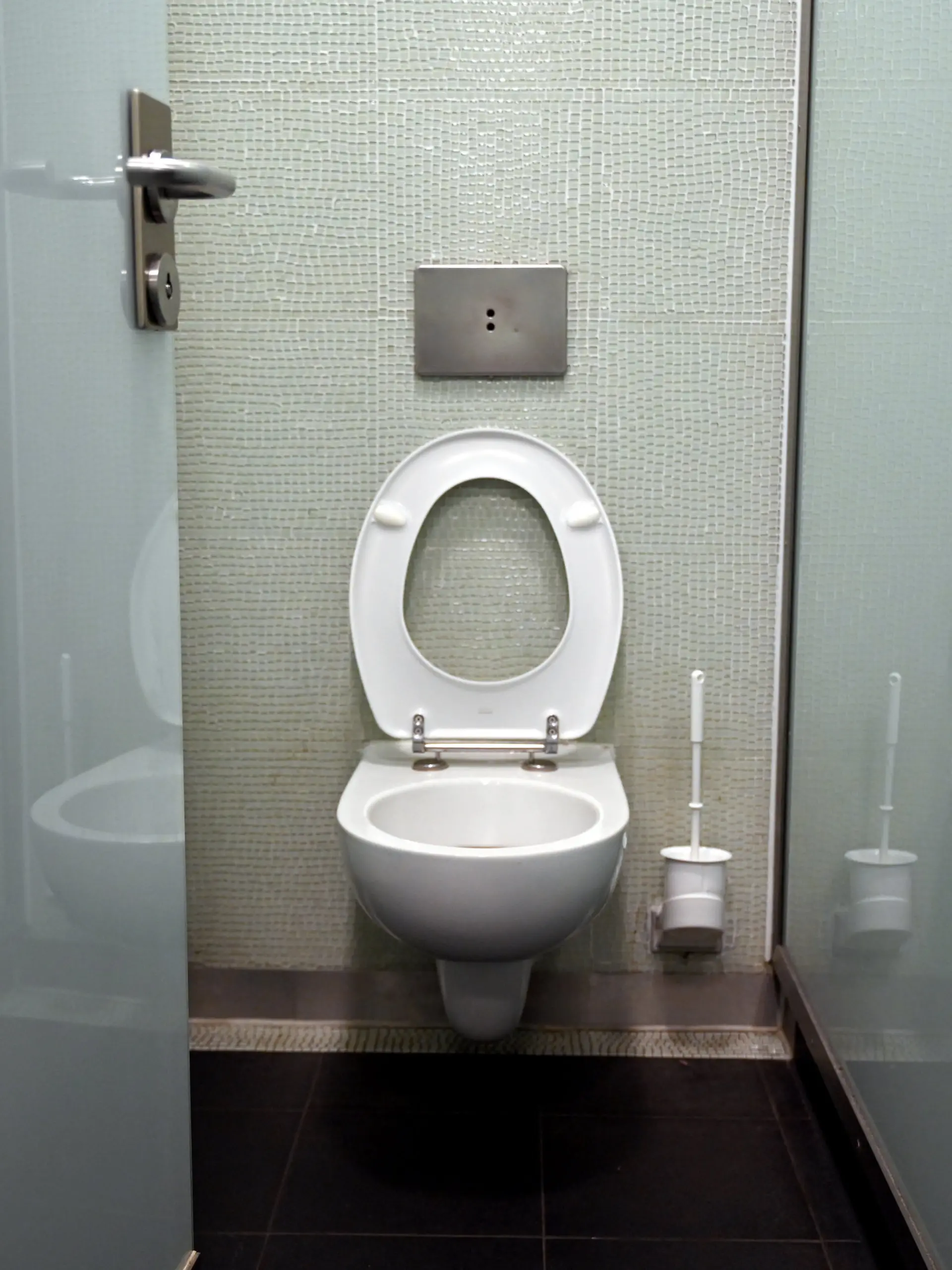 Auf der Toilette seiner Firma saß der Mann unfreiwillig fest. (Symbolbild)