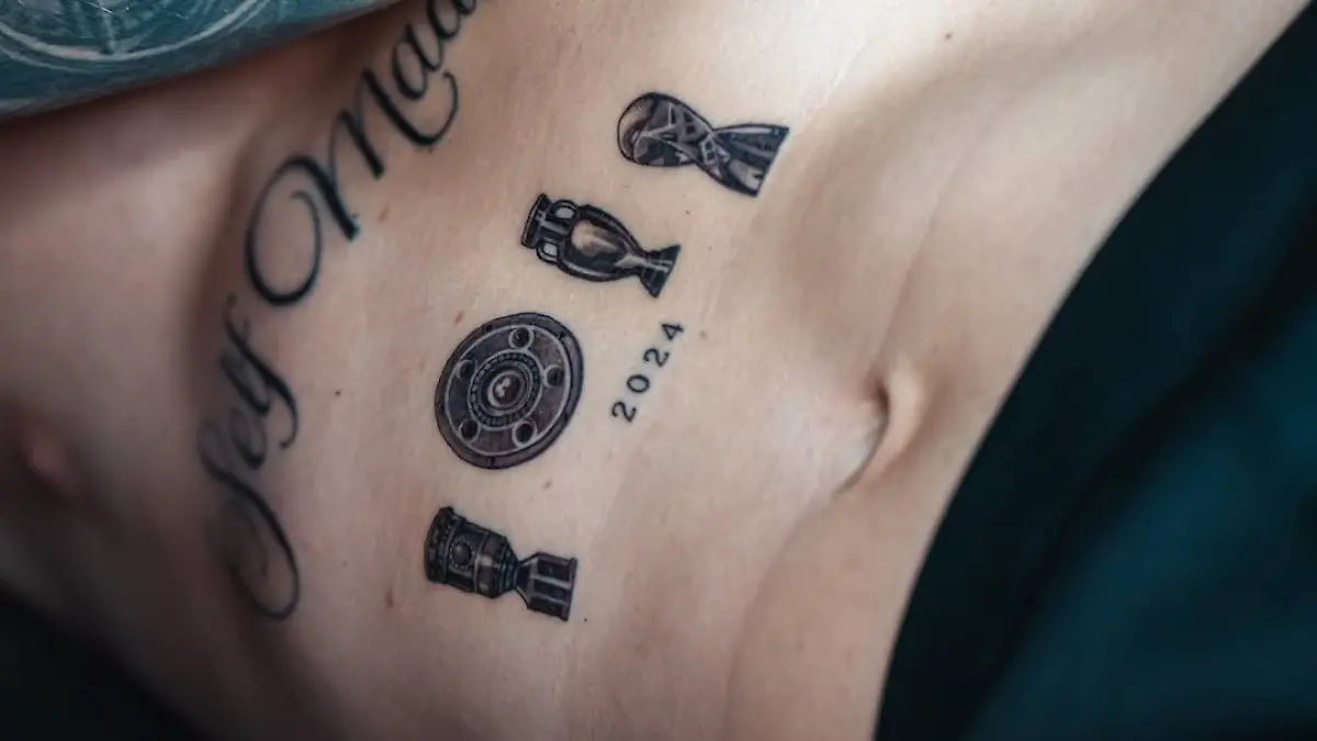 Zahlreiche Titel-Tattoos zieren Alejandro Grimaldos Körper.