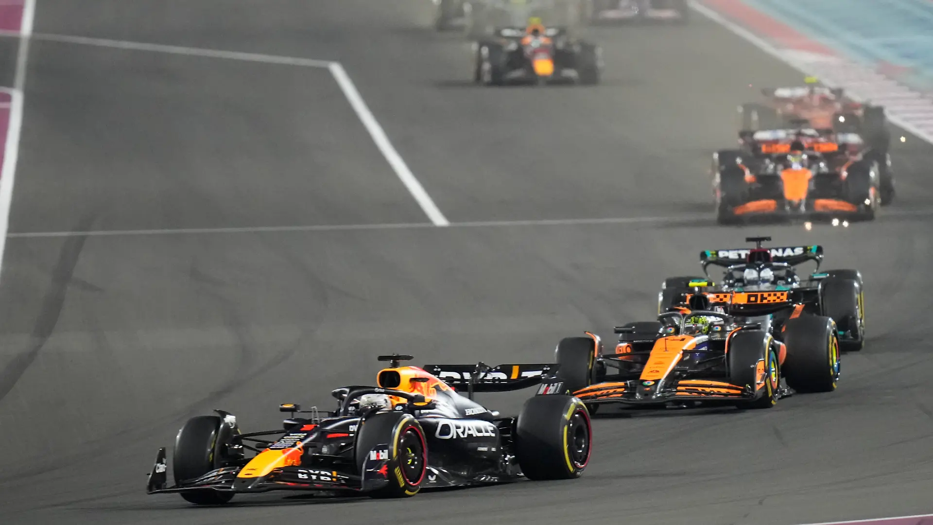 Max Verstappen holt sich den Sieg in Katar.