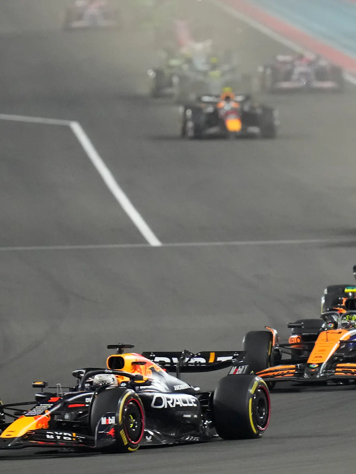 Max Verstappen holt sich den Sieg in Katar.