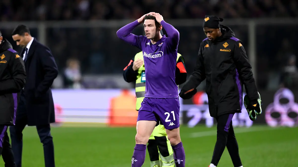 Nationalspieler Robin Gosens schlägt die Hände über dem Kopf zusammen.
