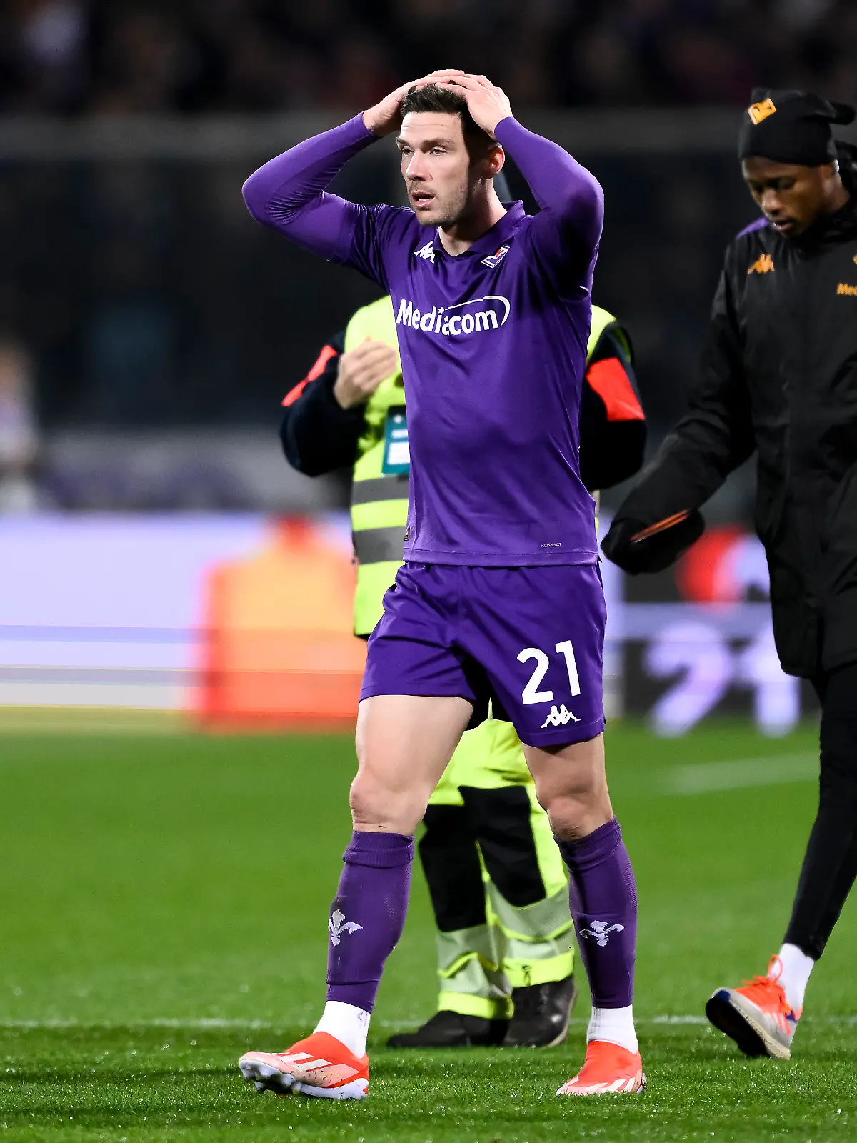 Nationalspieler Robin Gosens schlägt die Hände über dem Kopf zusammen.