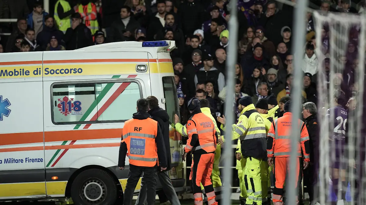 Edoardo Bove wird mit dem Krankenwagen vom Platz gebracht.