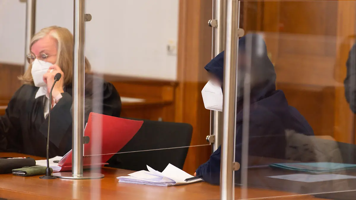 ARCHIV - 22.03.2022, Niedersachsen, Lüneburg: Der Angeklagte (r) sitzt neben Silke Jaspert, Anwältin, im Saal vom Landgericht. Dem 38-Jährigen wird vorgeworfen, im Oktober 2021 in Lüneburg seine im 7. Monat schwangere Lebensgefährtin durch Messerstiche getötet zu haben. Foto: Philipp Schulze/dpa - ACHTUNG: Angeklagter auf Vorgabe seiner Anwältin gepixelt +++ dpa-Bildfunk +++