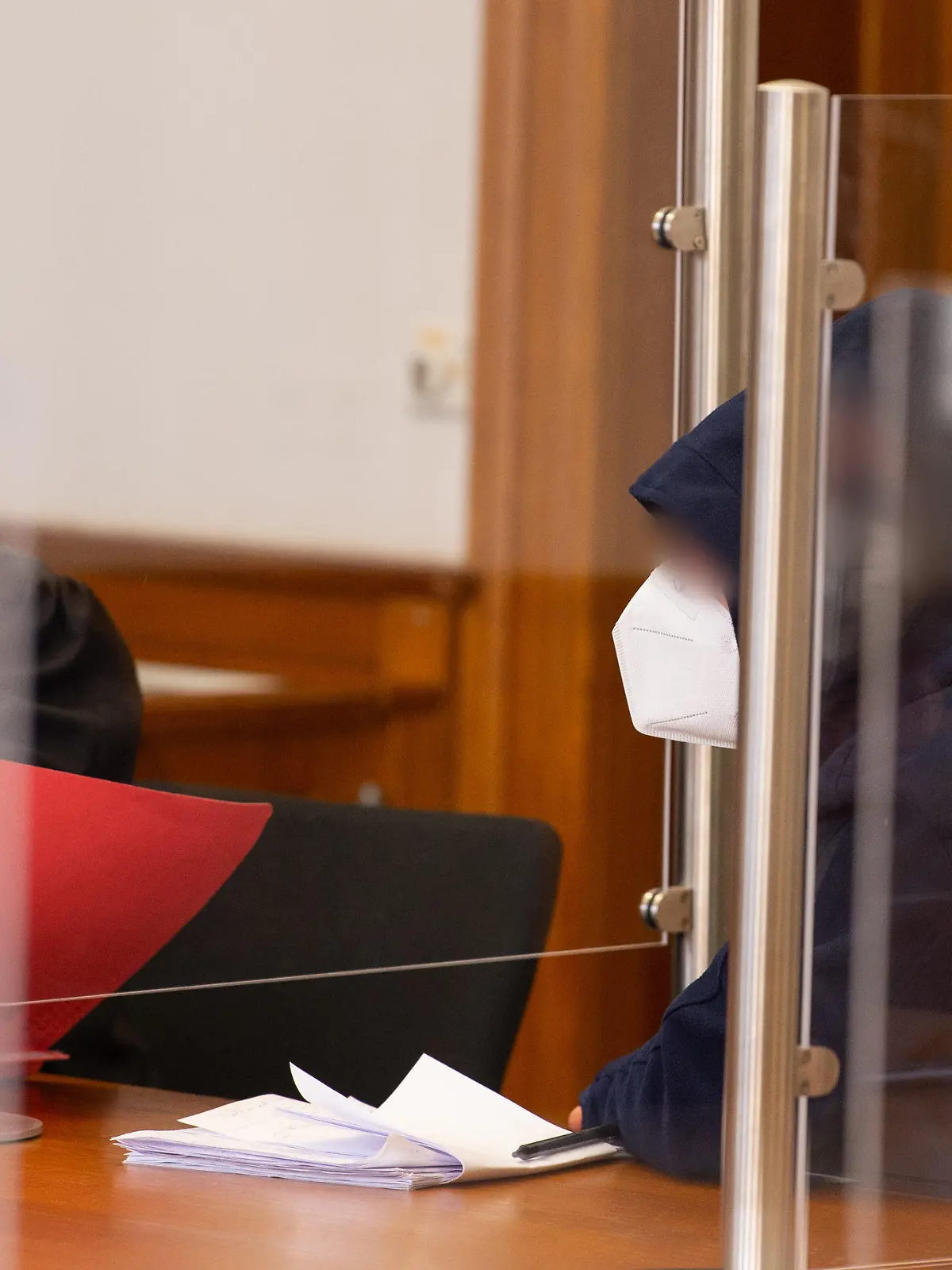 ARCHIV - 22.03.2022, Niedersachsen, Lüneburg: Der Angeklagte (r) sitzt neben Silke Jaspert, Anwältin, im Saal vom Landgericht. Dem 38-Jährigen wird vorgeworfen, im Oktober 2021 in Lüneburg seine im 7. Monat schwangere Lebensgefährtin durch Messerstiche getötet zu haben. Foto: Philipp Schulze/dpa - ACHTUNG: Angeklagter auf Vorgabe seiner Anwältin gepixelt +++ dpa-Bildfunk +++