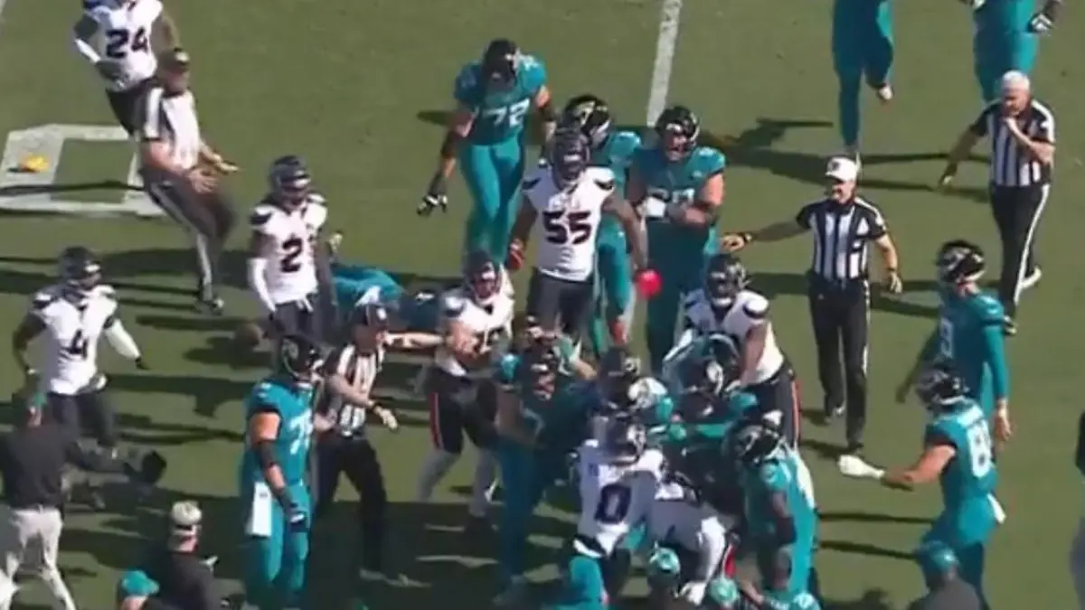 Schlägerei nach Horror-Foul! NFL-Spiel eskaliert komplett