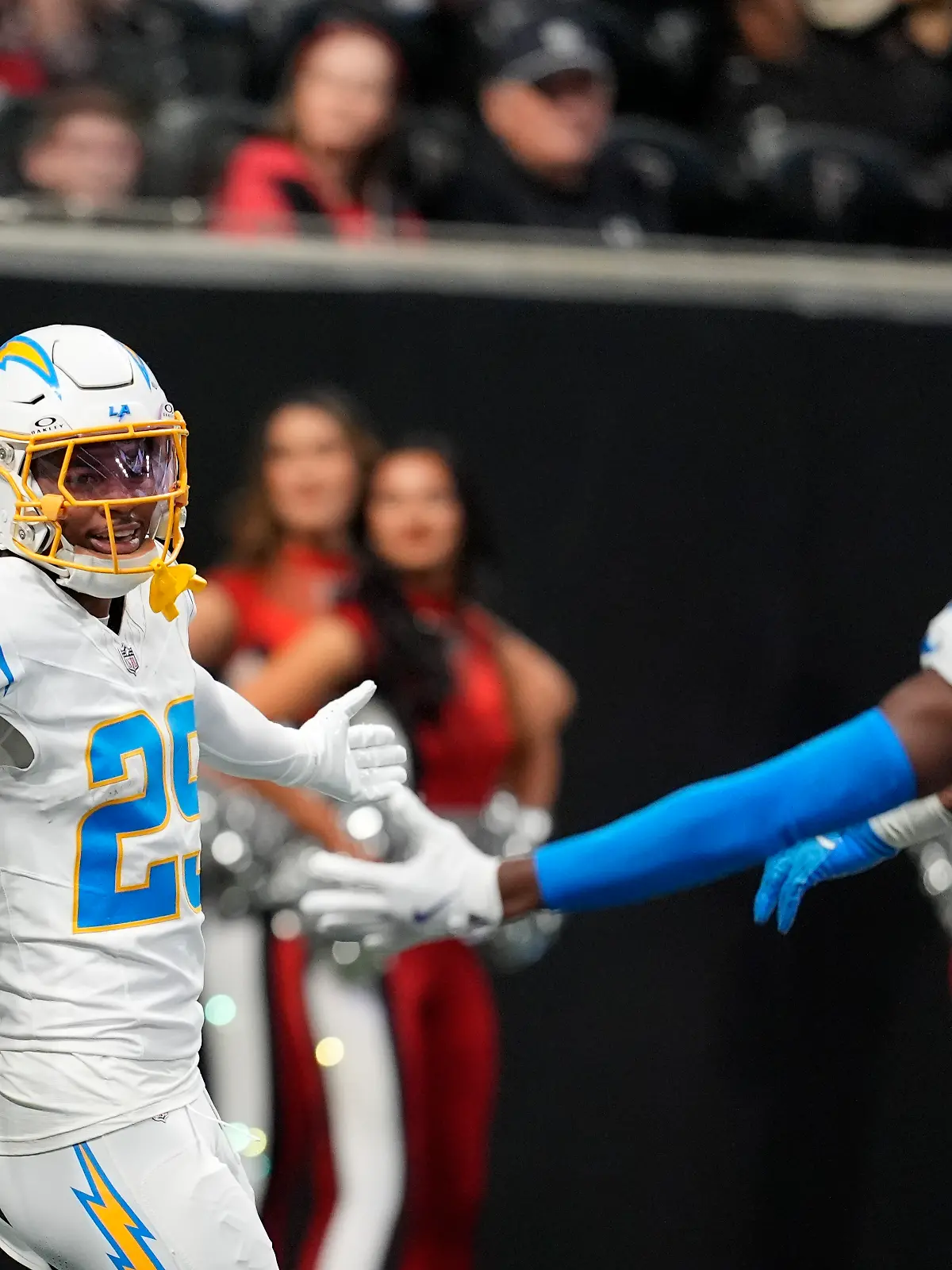 Los Angeles Chargers Cornerback Tarheeb Still (29) jubelt nach einem Pick Six in der zweiten Halbzeit eines NFL-Footballspiels gegen die Atlanta Falcons.