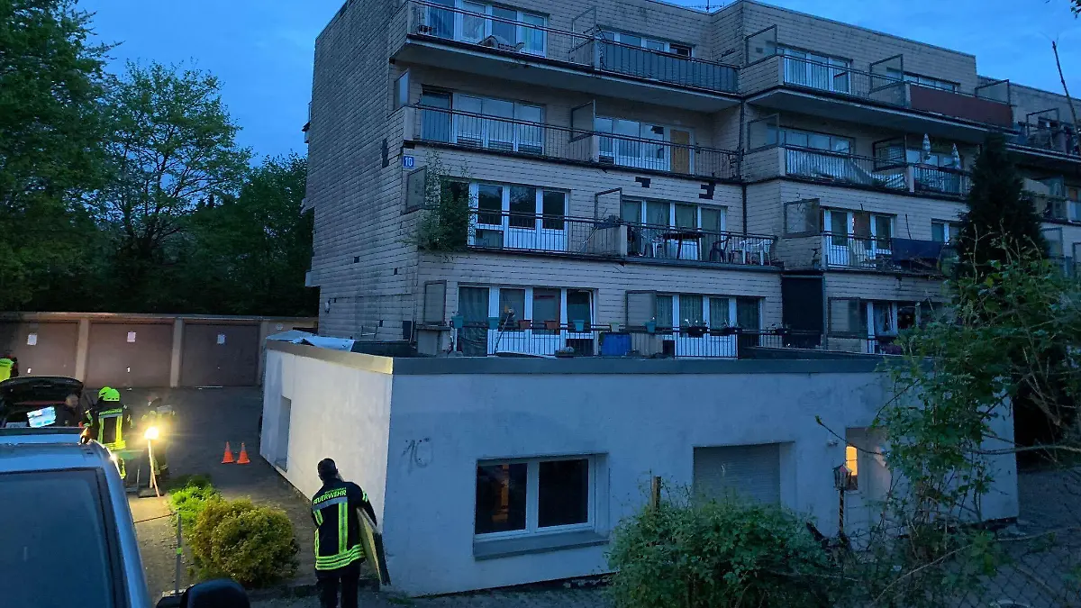 Aus dem dritten Stock dieses Mehrfamilienhauses stürzte ein Mann am Donnerstag in den Tod