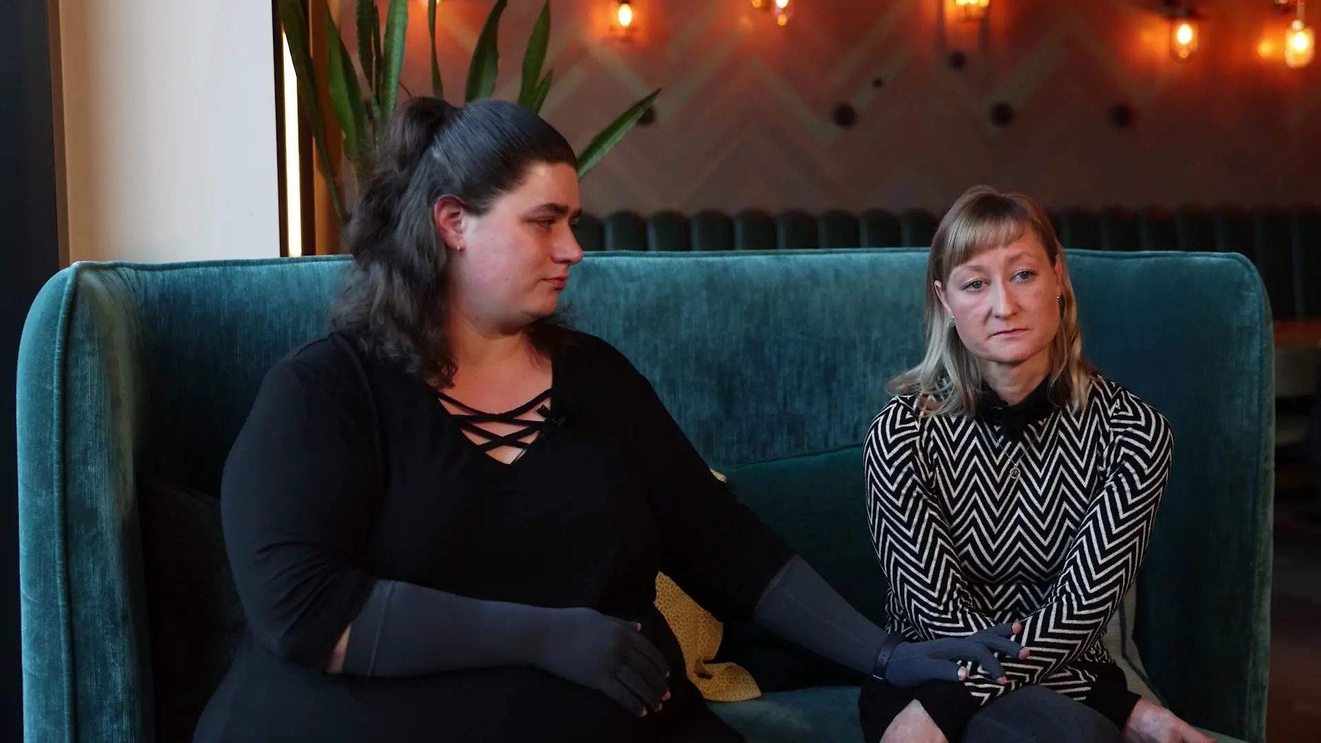 Darinka K.und Gina N. hatten mit schwersten Verbrennungen zu kämpfen.