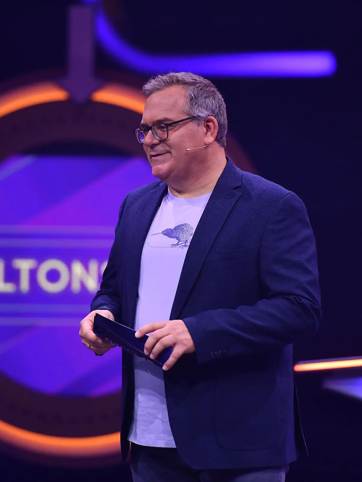 „Eltons 12” treten  zwölf prominente Dschungelstars in speziellen Spielen gegeneinander an.

+++ Die Verwendung des sendungsbezogenen Materials ist nur mit dem Hinweis und Verlinkung auf RTL+ gestattet. +++