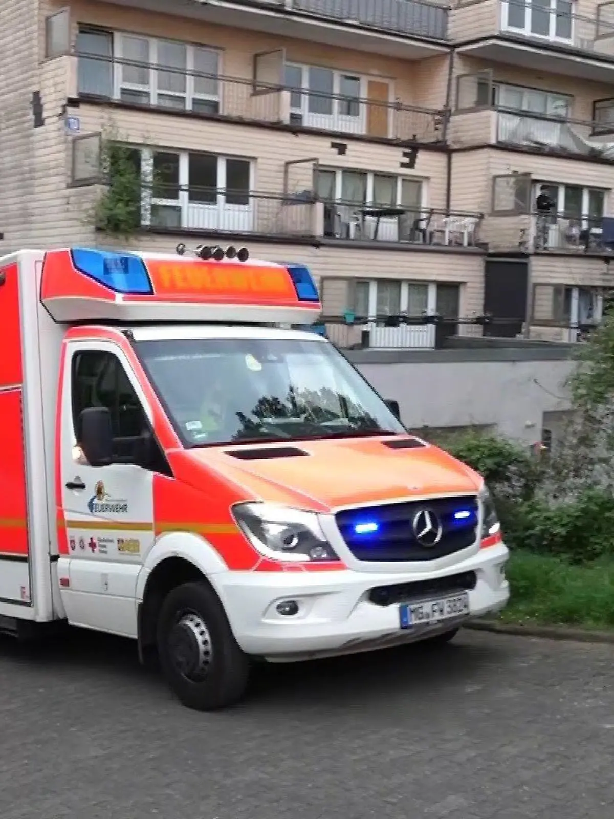 Mönchengladbach: Vier Menschen stürzen von Balkon - schwer verletzt!