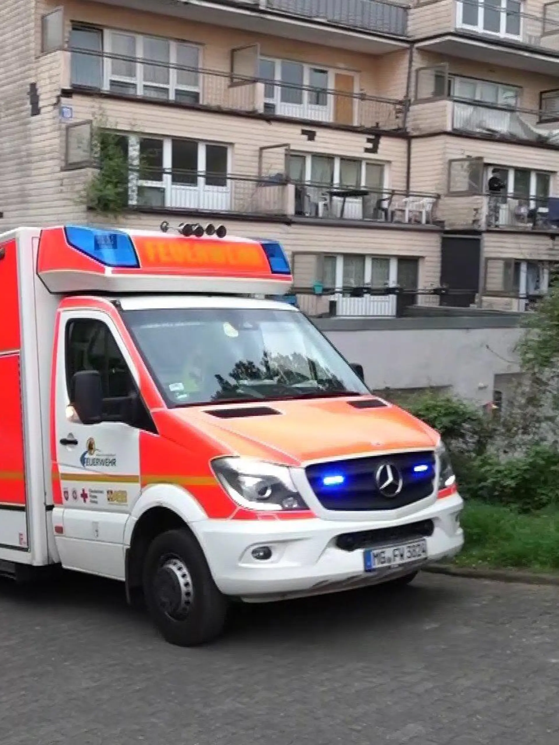Mönchengladbach: Vier Menschen stürzen von Balkon - schwer verletzt!