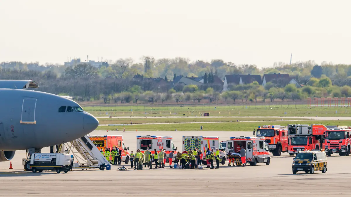 dpatopbilder - 20.04.2022, Niedersachsen, Langenhagen: Ein A310 MedEvac der deutschen Luftwaffe steht neben Krankenwagen auf dem Rollfeld des Hannover Flughafen. Das Spezialflugzeug A310 MedEvac soll verletzte ukrainische Zivilpersonen zur medizinischen Behandlung nach Deutschland bringen. Der A310 MedEvac ist die fliegende Intensivstation der Luftwaffe. Nach der Landung erfolgt die Weiterbehandlung in zivilen Krankenhäusern. Foto: Ole Spata/dpa +++ dpa-Bildfunk +++