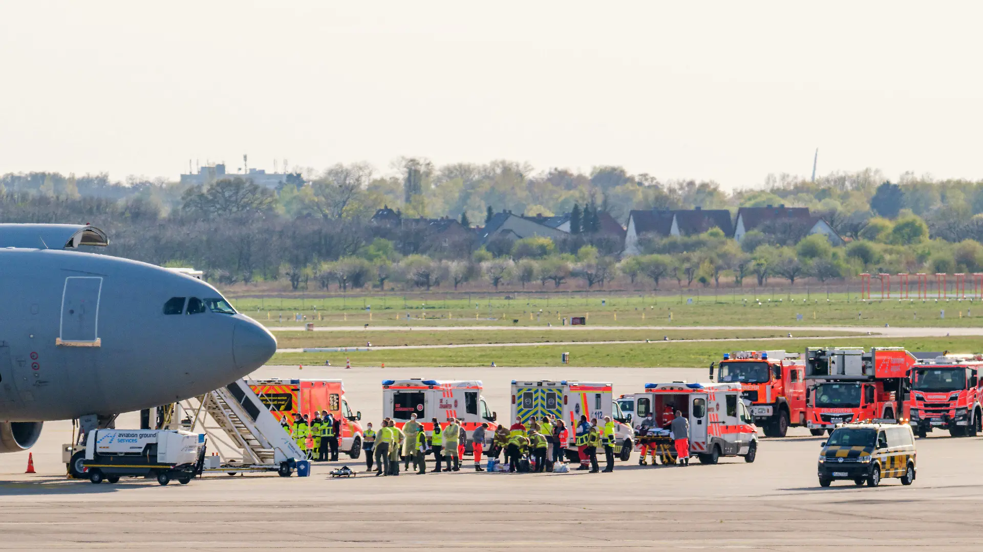 dpatopbilder - 20.04.2022, Niedersachsen, Langenhagen: Ein A310 MedEvac der deutschen Luftwaffe steht neben Krankenwagen auf dem Rollfeld des Hannover Flughafen. Das Spezialflugzeug A310 MedEvac soll verletzte ukrainische Zivilpersonen zur medizinischen Behandlung nach Deutschland bringen. Der A310 MedEvac ist die fliegende Intensivstation der Luftwaffe. Nach der Landung erfolgt die Weiterbehandlung in zivilen Krankenhäusern. Foto: Ole Spata/dpa +++ dpa-Bildfunk +++