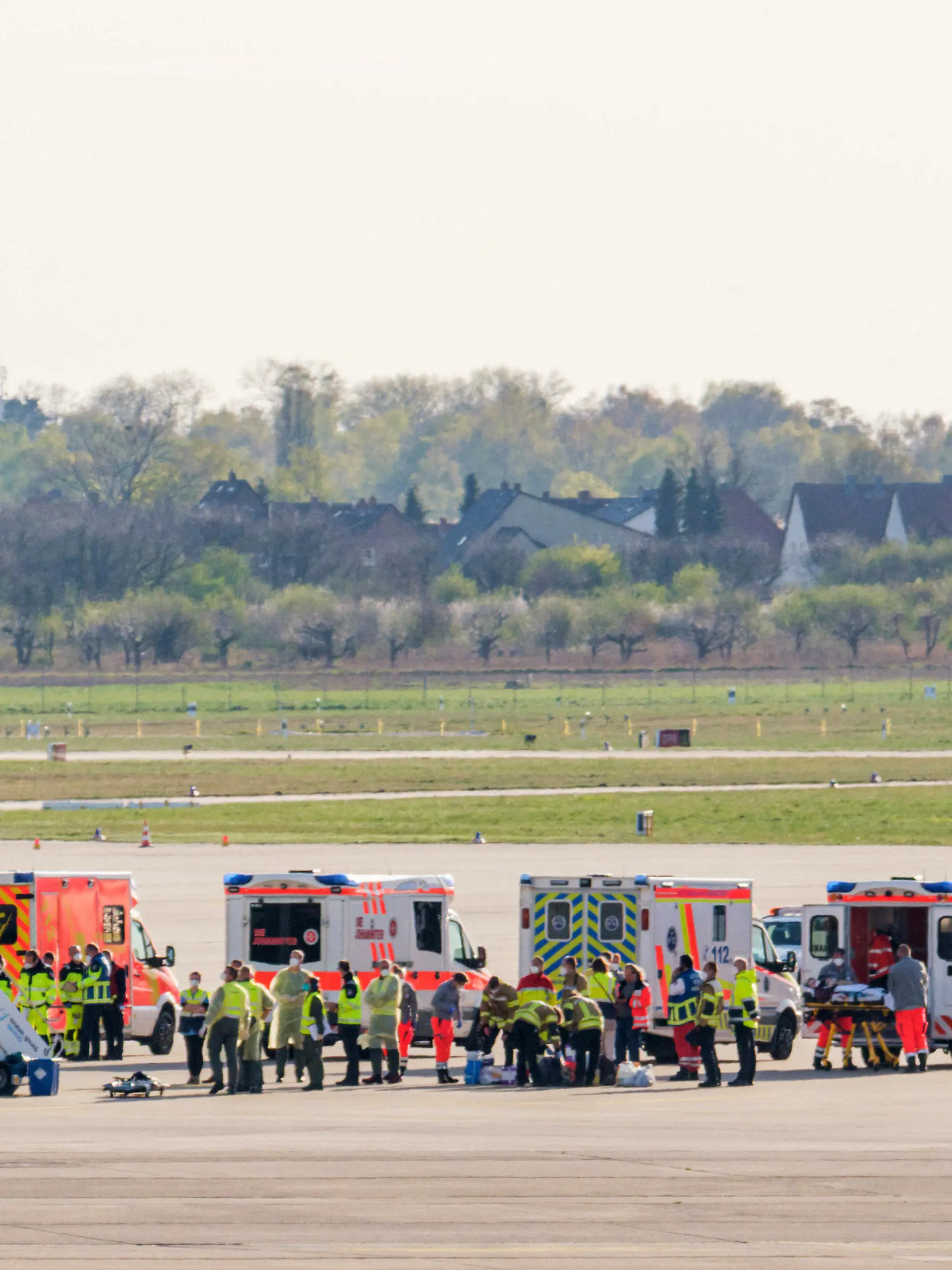 dpatopbilder - 20.04.2022, Niedersachsen, Langenhagen: Ein A310 MedEvac der deutschen Luftwaffe steht neben Krankenwagen auf dem Rollfeld des Hannover Flughafen. Das Spezialflugzeug A310 MedEvac soll verletzte ukrainische Zivilpersonen zur medizinischen Behandlung nach Deutschland bringen. Der A310 MedEvac ist die fliegende Intensivstation der Luftwaffe. Nach der Landung erfolgt die Weiterbehandlung in zivilen Krankenhäusern. Foto: Ole Spata/dpa +++ dpa-Bildfunk +++
