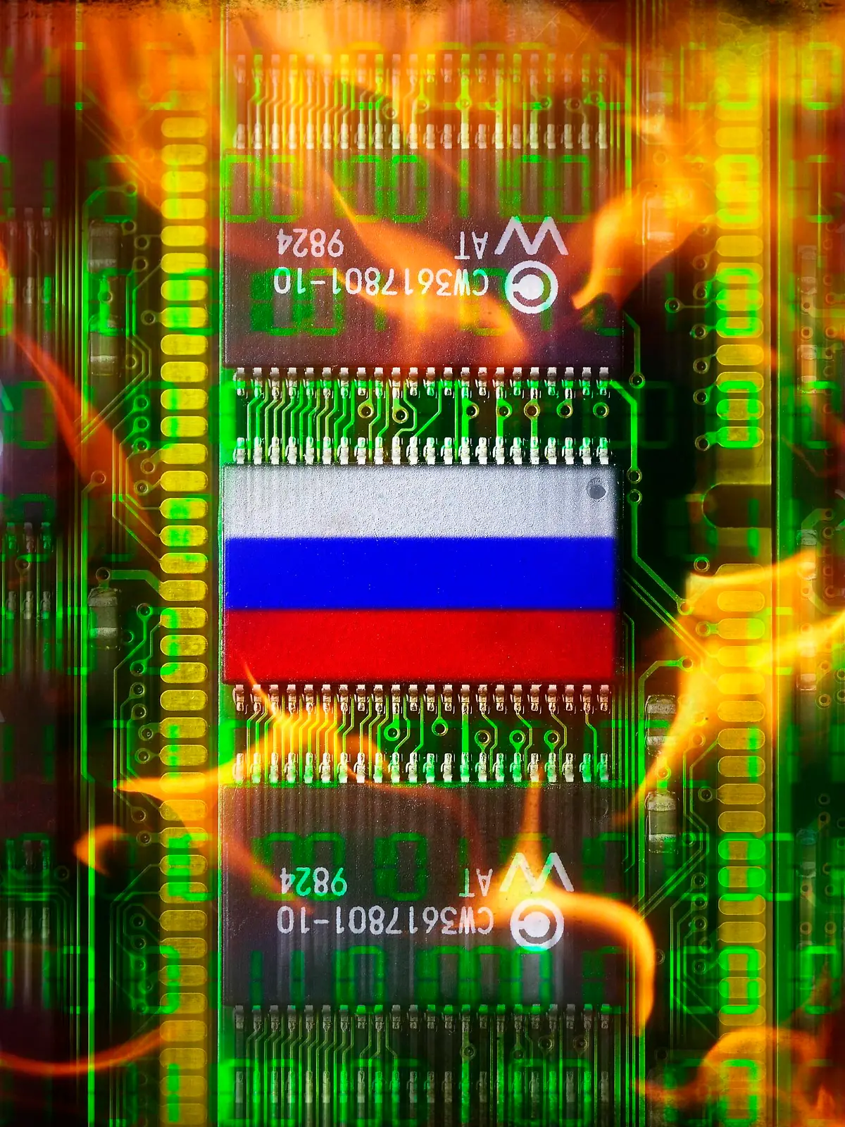 Computerplatinen mit Russland-Fahne und Flammen, Symbolfoto Cyberattacken
